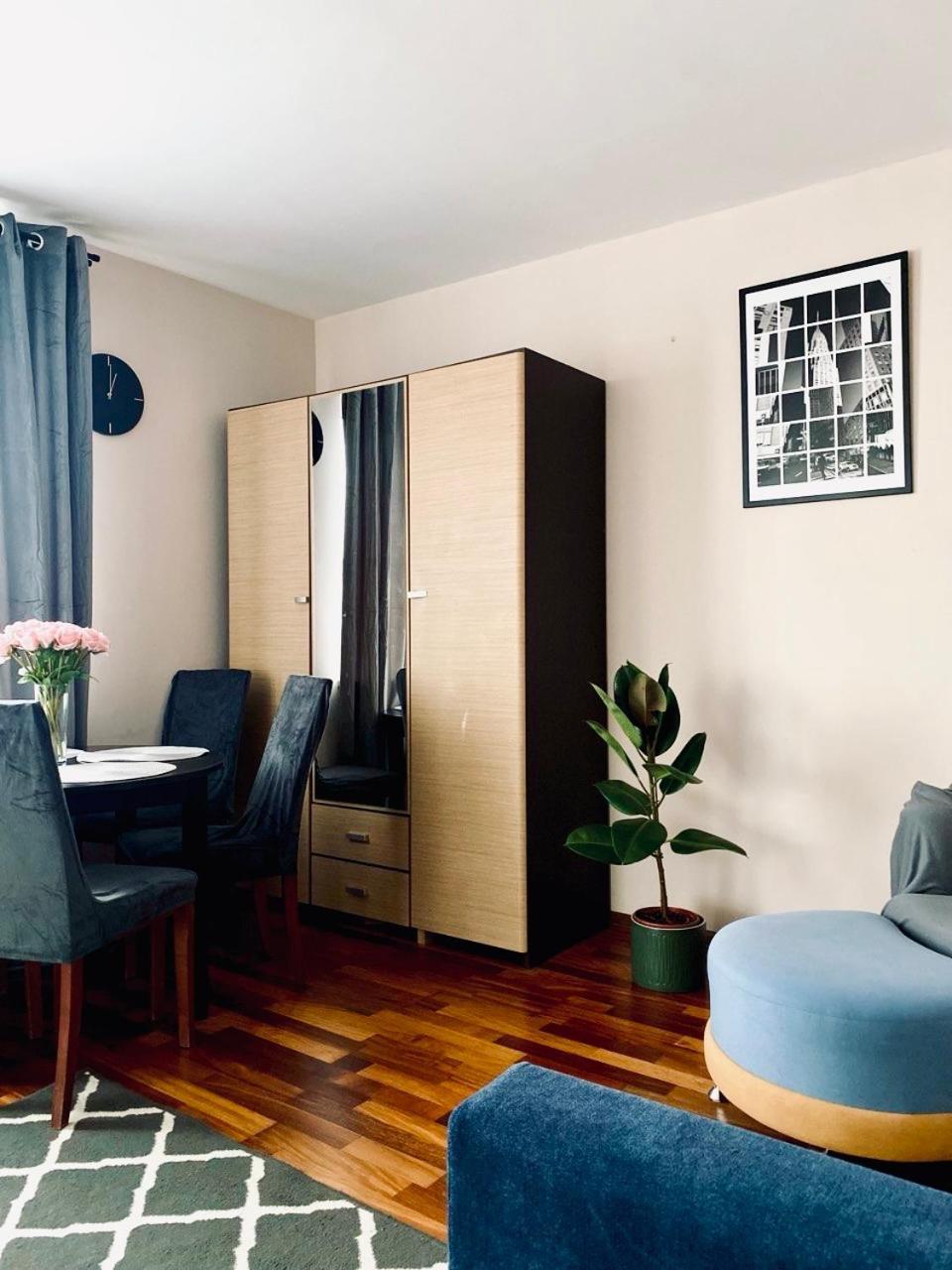 Three-room On Skarbka Z Gor Apartment *